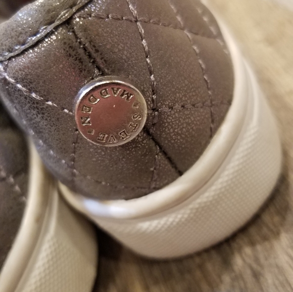 Steve Madden silver girls quilted slippon sneakers - Picture 3 of 6